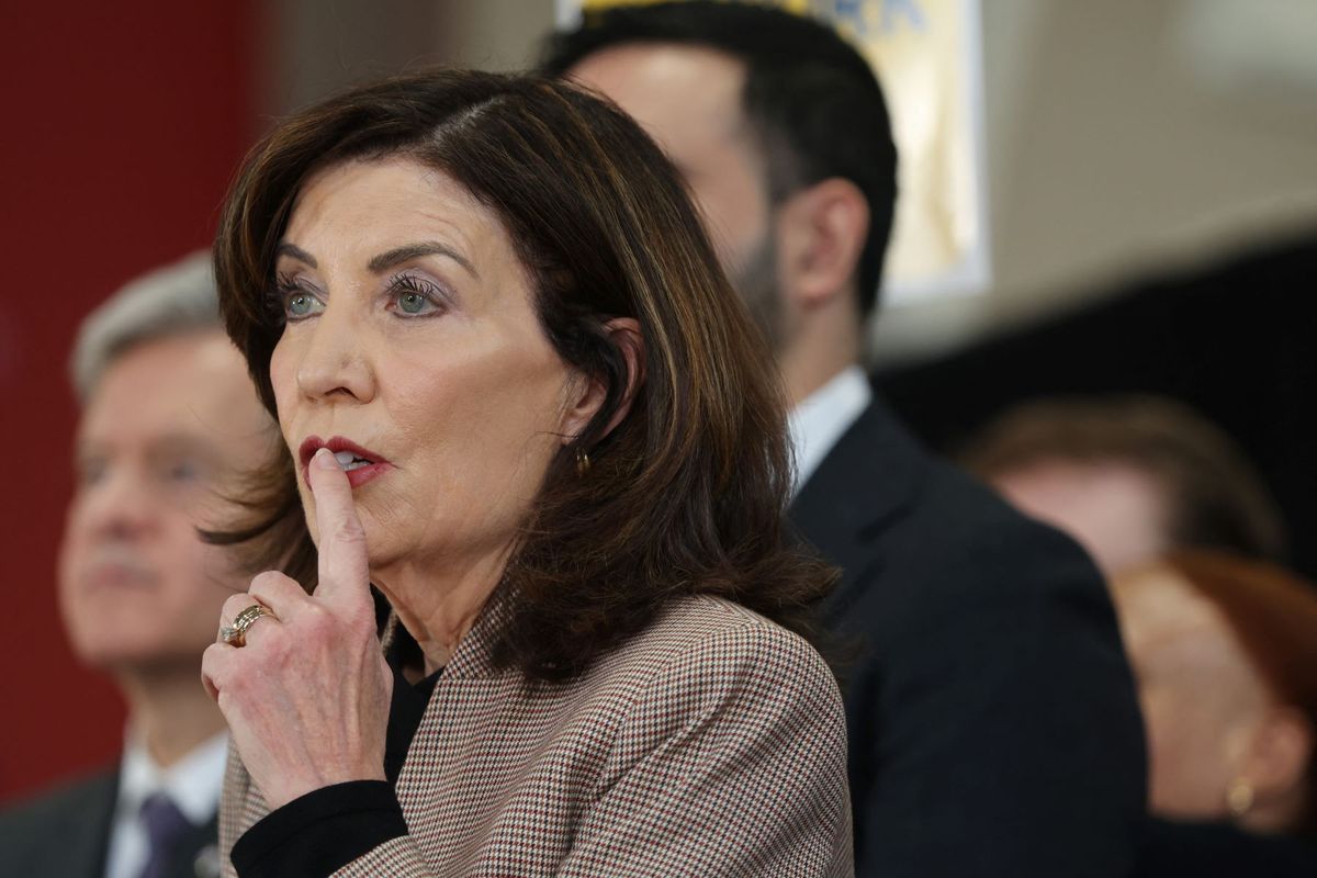Kathy Hochul, New York állam kormányzója Zohran Mamdani polgármesterrel közösen egy brooklyni rendezvényen