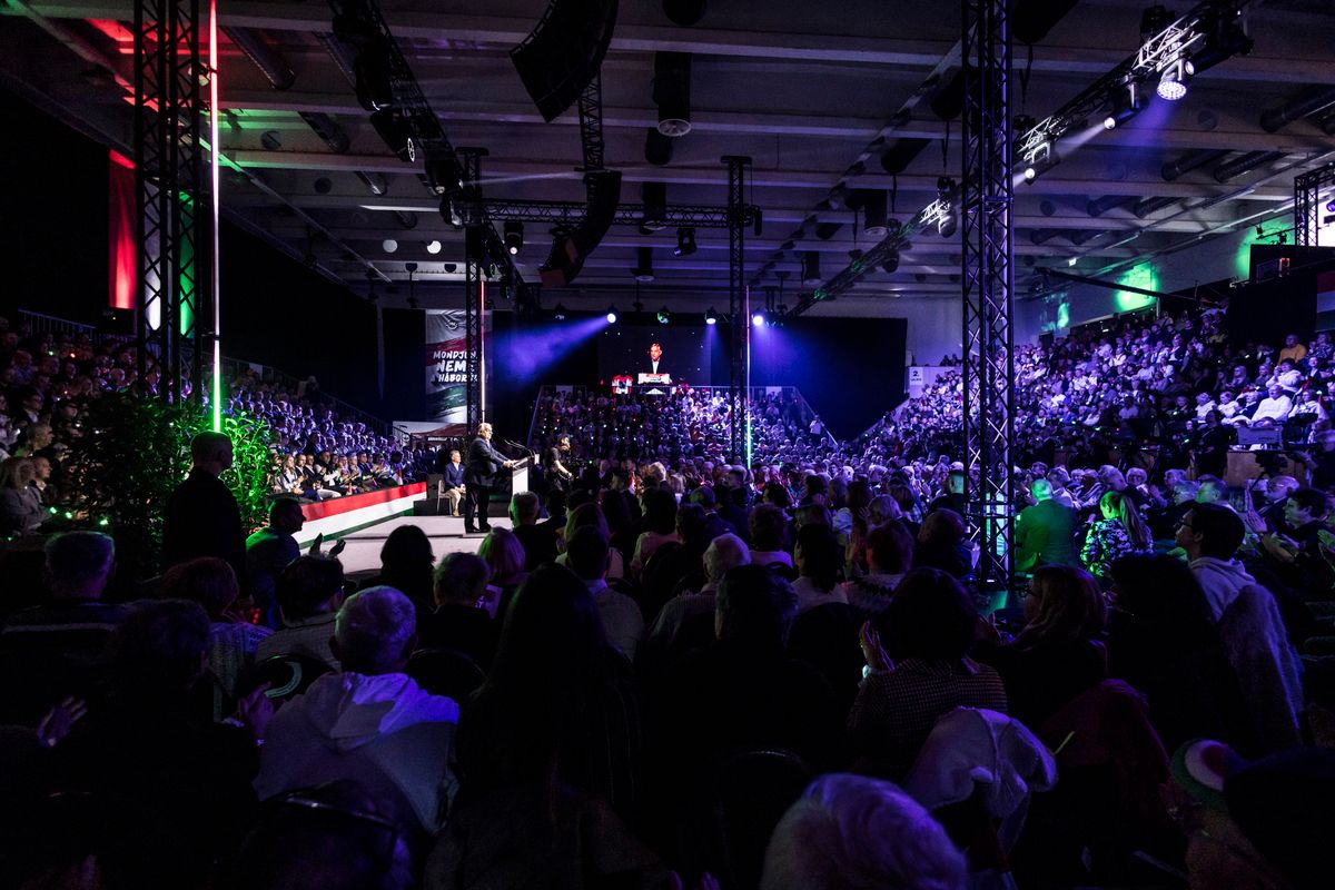 Szombathely, 2026. február 7.
A Miniszterelnöki Kommunikációs Főosztály által közreadott képen Orbán Viktor miniszterelnök beszédet mond a Digitális Polgári Körök által szervezett háborúellenes gyűlésen a szombathelyi Haladás Sportkomplexumban 2026. február 7-én.
MTI/Miniszterelnöki Kommunikációs Főosztály/Kaiser Ákos