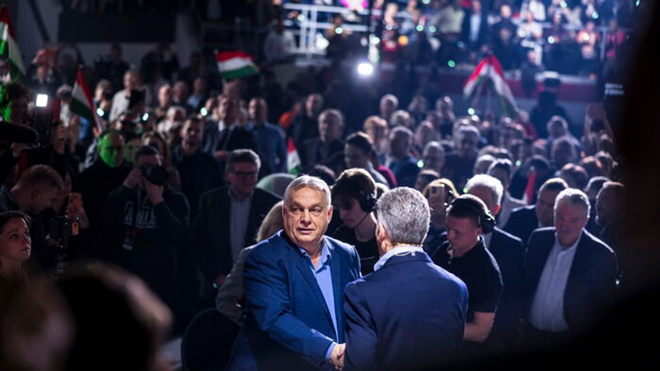 Prime Minister Viktor Orban (center) at an anti-war rally organized by the Digital Civic Circles in the City Sports Hall in Bekescsaba on February 21, 2026 (Photo: MTI/Prime Minister’s General Department of Communication/Akos Kaiser)