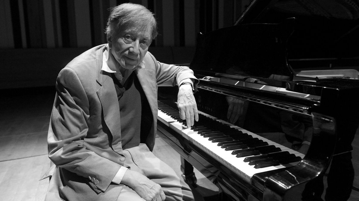 Gyertyagyújtással emlékeznek Vásáry Tamásra a Zeneakadémia előtt