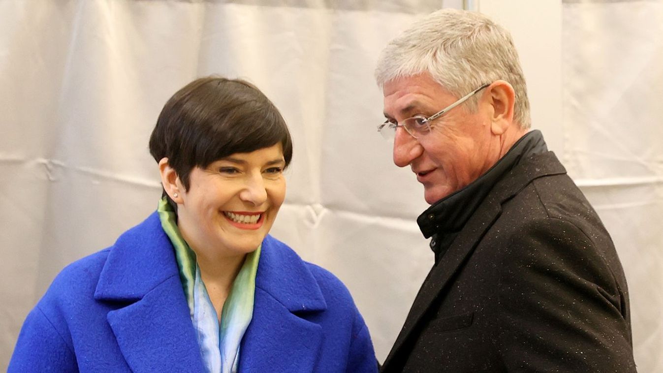 20220403 Budapest Dobrev Klára, a Demokratikus Koalíció (DK) EP-képviselője és Gyurcsány Ferenc, a párt elnöke, volt szocialista miniszterelnök leadják szavazatukat a budapesti Áldás utcai Általános Iskolában kialakított szavazókörben az országgyűlési vál