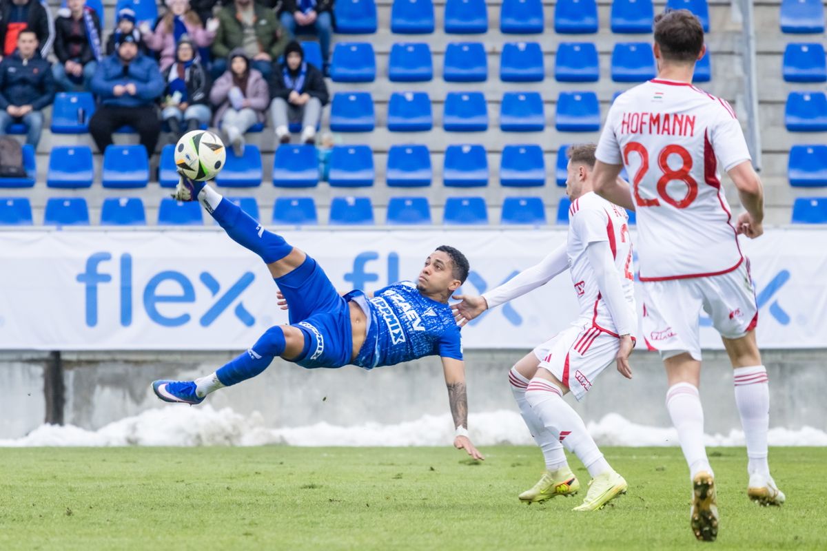 Zalaegerszeg, 2026. február 22.
Joao Victor Vieira Ferreira Sousa, a Zalaegerszeg (b), valamint Kusnyír Erik (k) és Maximilian Hofmann (j), a DVSC játékosai a labdarúgó Fizz Liga 23. fordulójában játszott Zalaegerszegi TE FC - Debreceni VSC mérkőzésen a zalaegerszegi ZTE Arénában 2026. február 22-én.
MTI/Katona Tibor
