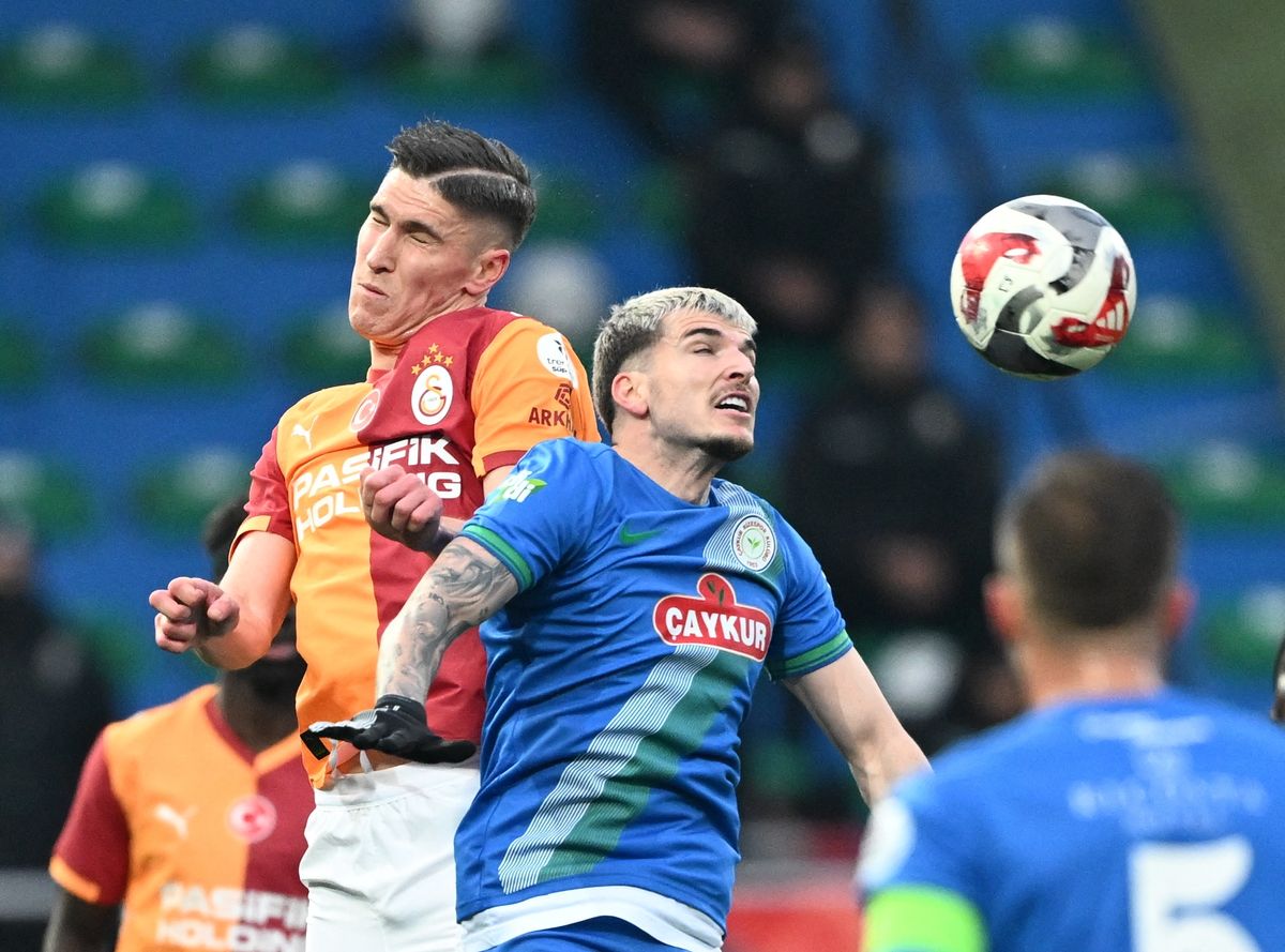 RIZE, TURKIYE - FEBRUARY 08: Galatasaray's Roland Sallai (L) vies with his opponent during the Turkish Super Lig Week 21 football match between Caykur Rizespor and Galatasaray at Caykur Didi Stadium in Rize, Turkiye on February 08, 2026. Hakan Burak Altunoz / Anadolu (Photo by Hakan Burak Altunoz / Anadolu via AFP)