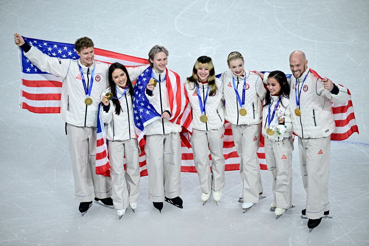 Ilia Malinin vezetésével az Egyesült Államok címet védett a műkorcsolya csapatversenyében, Novak Djokovics szeme láttára