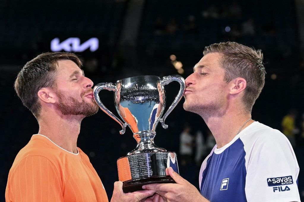 Christian Harrison (balra) alig egy hete a brit Neal Skupski társaként Australian Open-bajnok lett, vasárnap már Austin Krajicek párospartnereként a Davis-kupa selejtezőjében játszott Marozsán Fábián és Piros Zsombor ellen