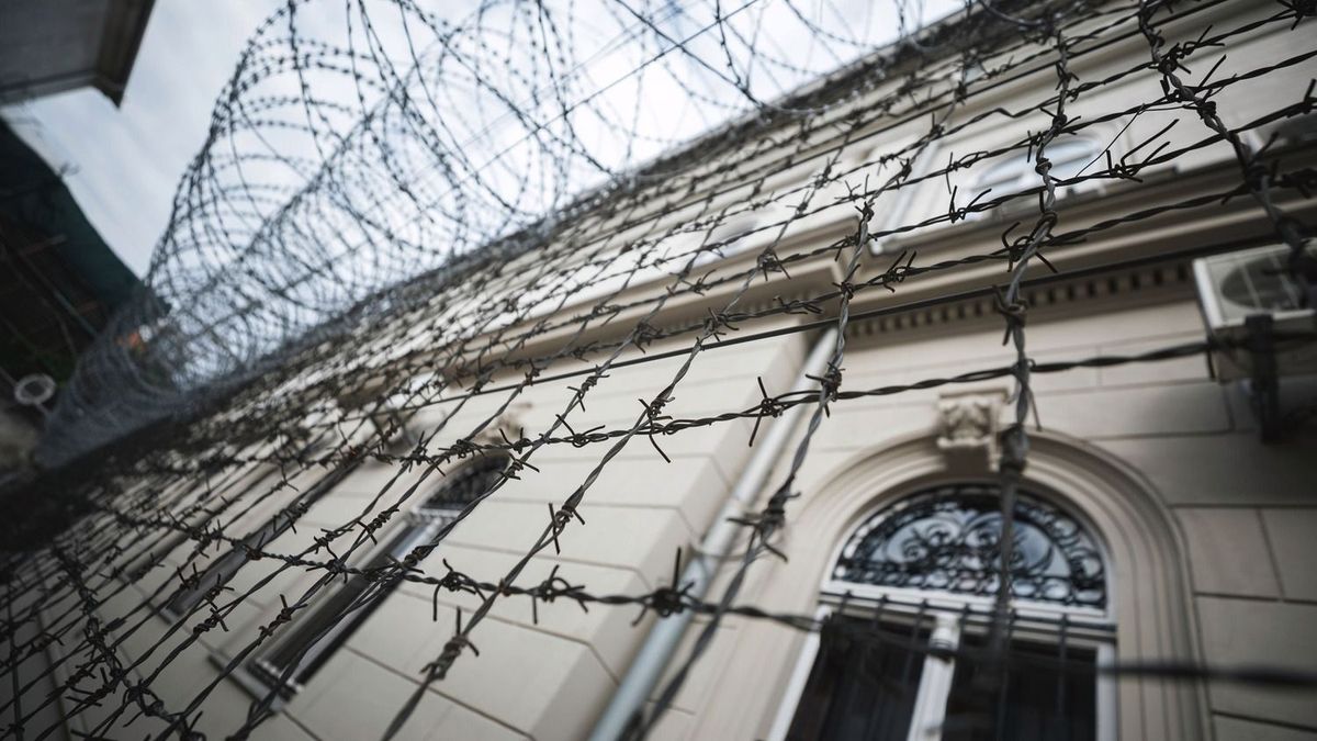 Börtönbe küldenék a nagymamát, aki beleverte az ajtóba az egyik orvos fejét Pécsen