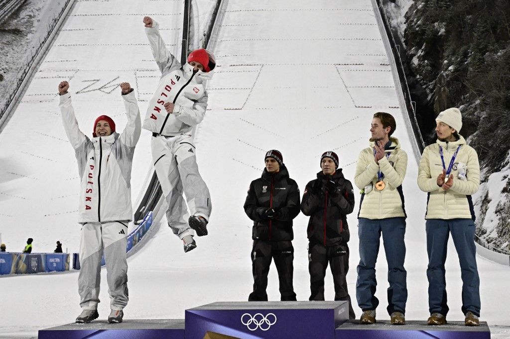 Aligha örülhetnének téli olimpiai éremnek a lengyel síugrók (balra), ha a zsűri nem szakítja félbe, majd törli az utolsó sorozatot a németek és a japánok bánatára
