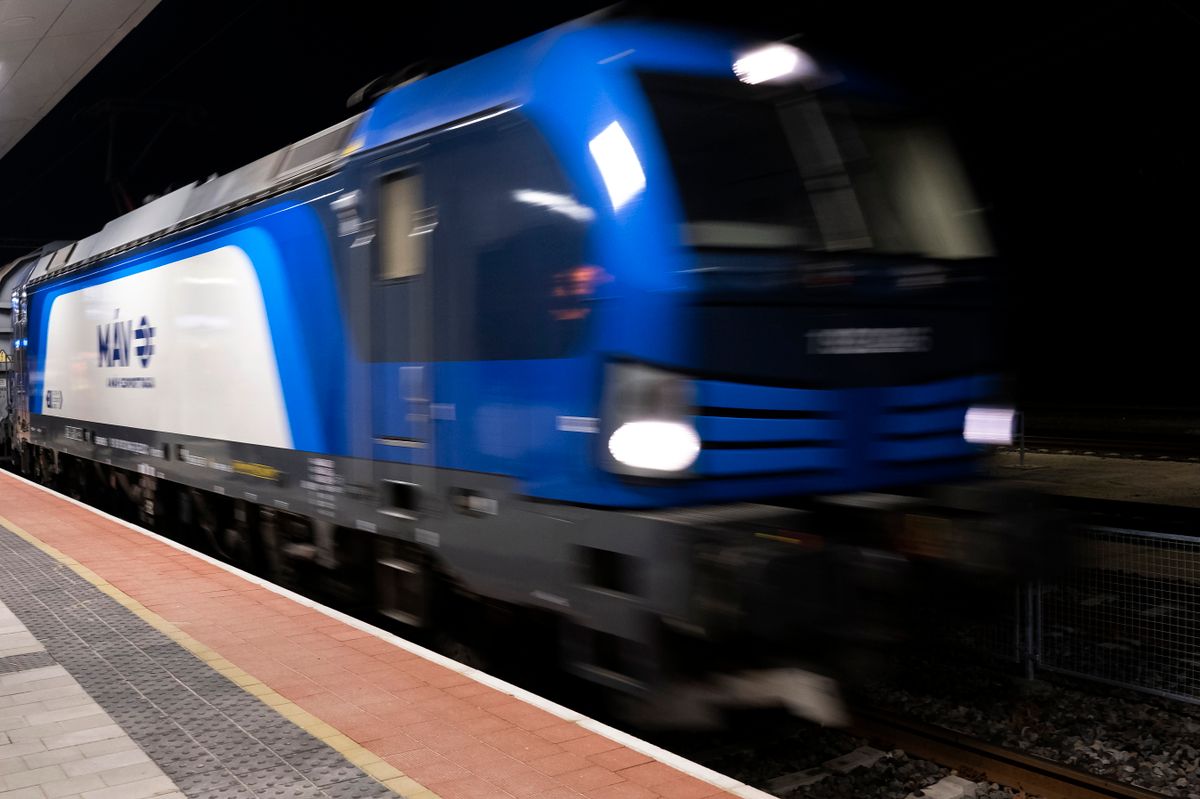 Budapest, 2026. február 27.
Kelebiára közlekedő teherszállító vonatszerelvény halad át Soroksár vasútállomáson 2026. február 27-én. Elindult hajnalban a forgalom a MÁV-csoport 150. számú vonalán, amely egyben az újjáépített Budapest-Belgrád vasútvonal magyarországi szakasza.
MTI/Lakatos Péter