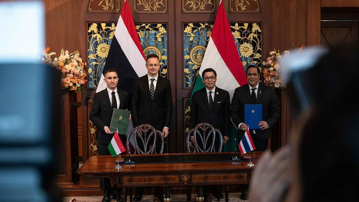 A szándéknyilatkozat aláírása után Szijjártó Péter az egyetemistákhoz is szólt