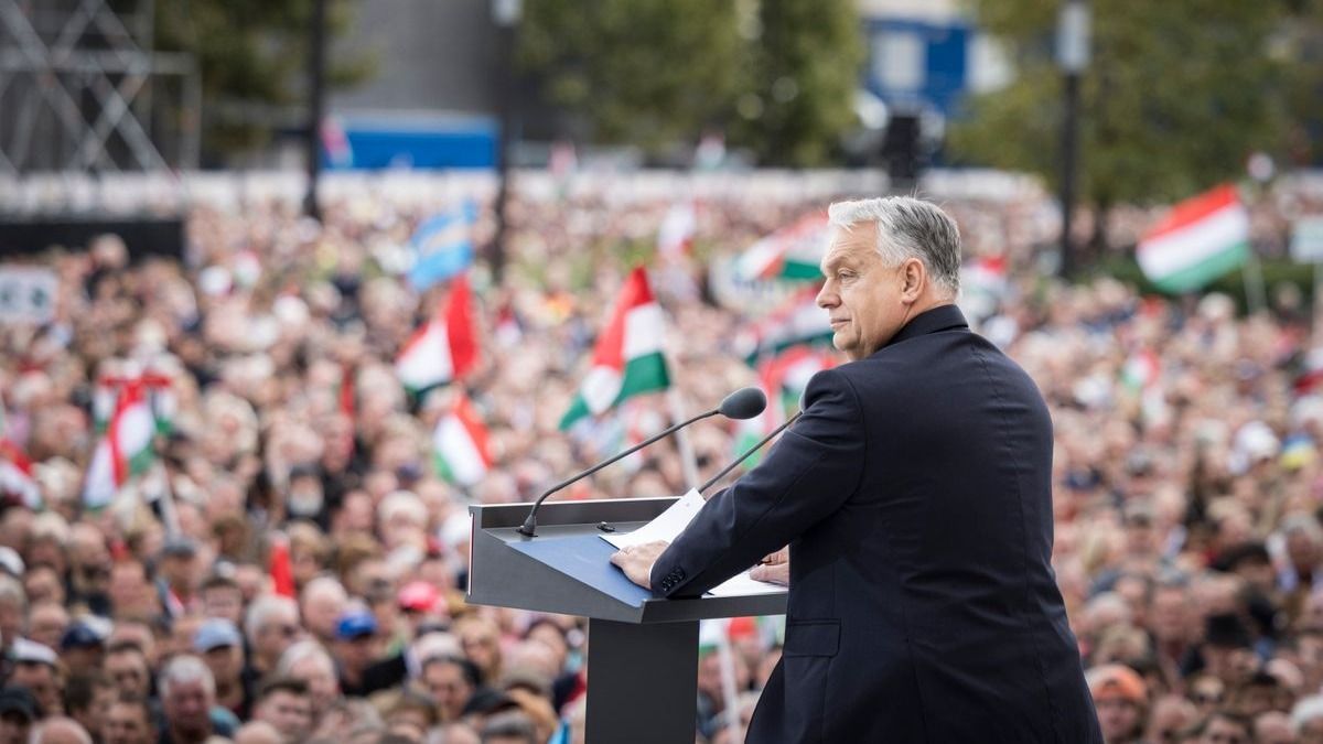 Orbán Viktor miniszterelnök beszédet mond a Kossuth téren október 23-án (Fotó: MTI/Miniszterelnöki Kommunikációs Főosztály/Kaiser Ákos)