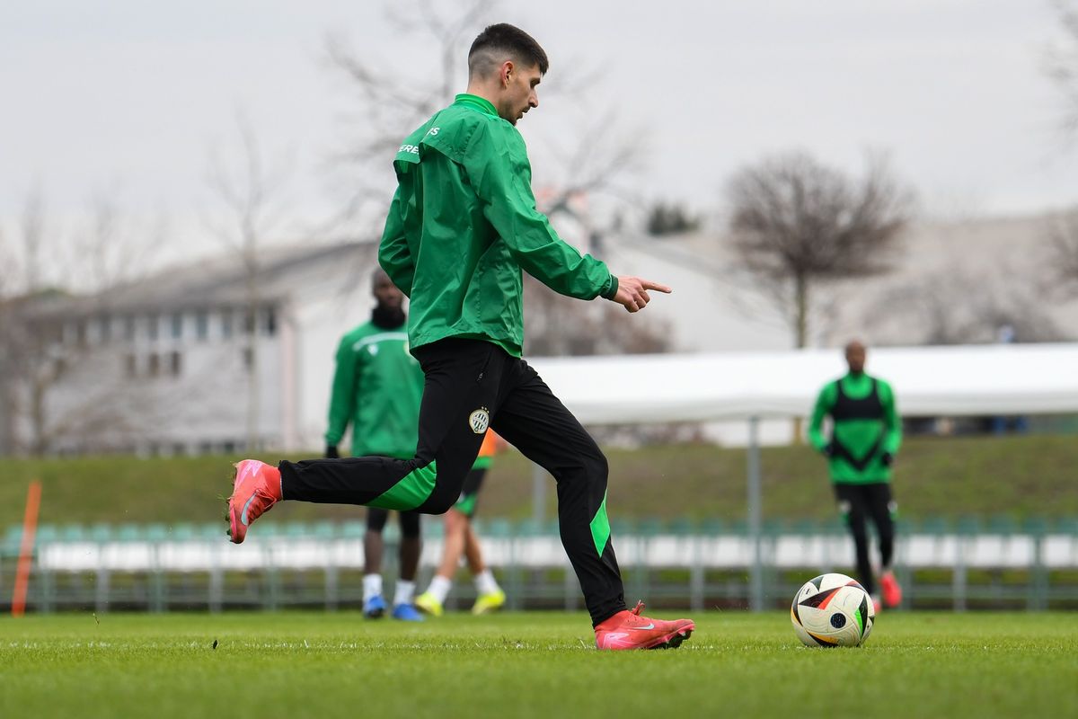 Osváth Attila edzés közben. Robbie Keane is utalt rá, az MTK ellen előtérbe kerülnek a Fradi magyar játékosai