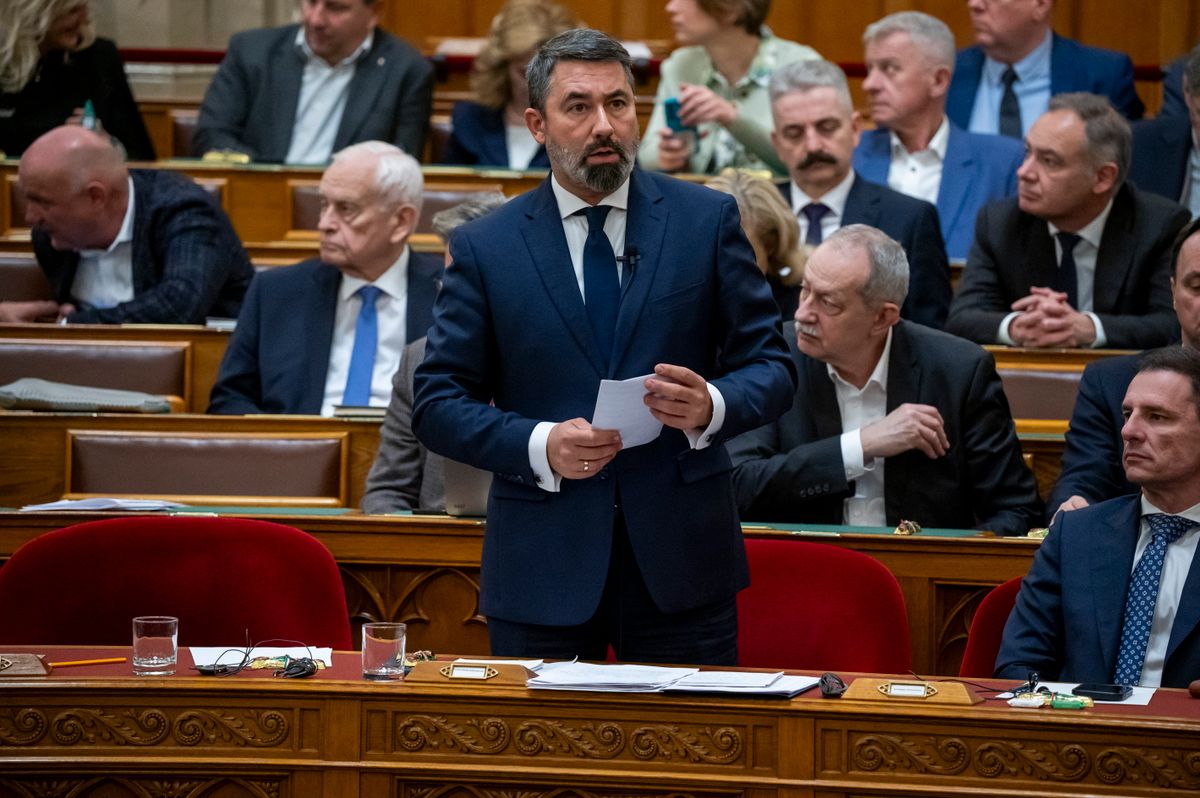 Budapest, 2025. december 10.
Hidvéghi Balázs, a Miniszterelnöki Kabinetiroda parlamenti államtitkára napirend előtti felszólalásra válaszol az Országgyűlés kormány által kezdeményezett rendkívüli ülésén 2025. december 10-én.
MTI/Balogh Zoltán