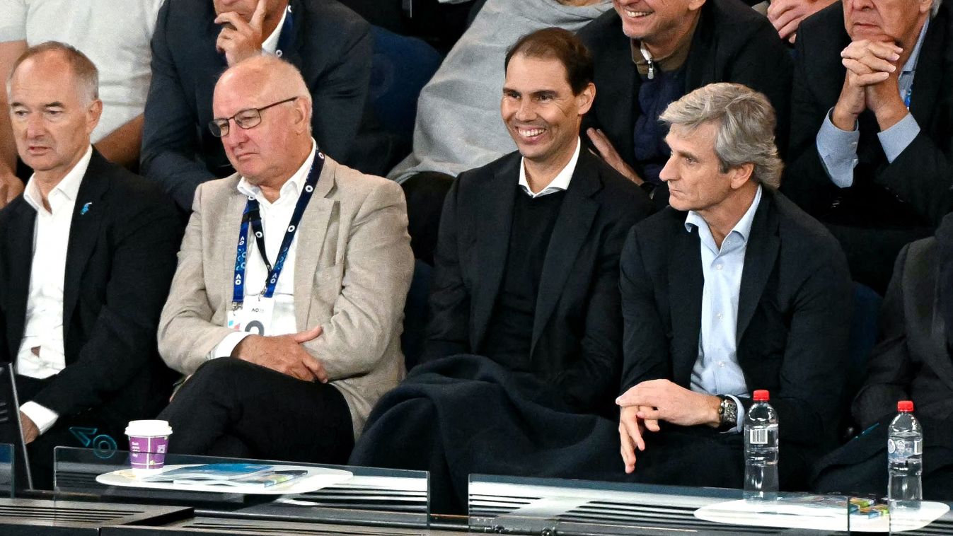 Rafael Nadal (jobbról a második) is a helyszínen tekintette meg a 2026-os Australian Open férfi döntőjét
