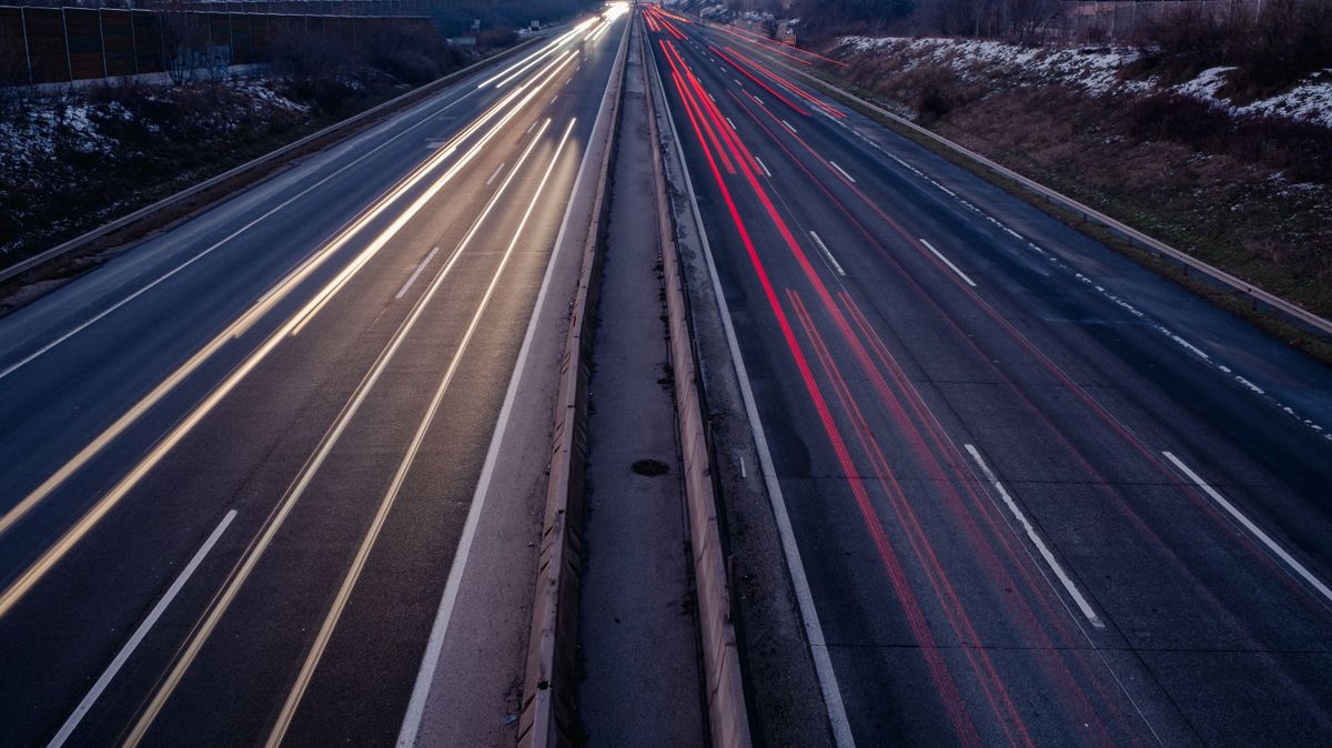 Teljes útzár az M4-esen: három jármű ütközött Ceglédnél