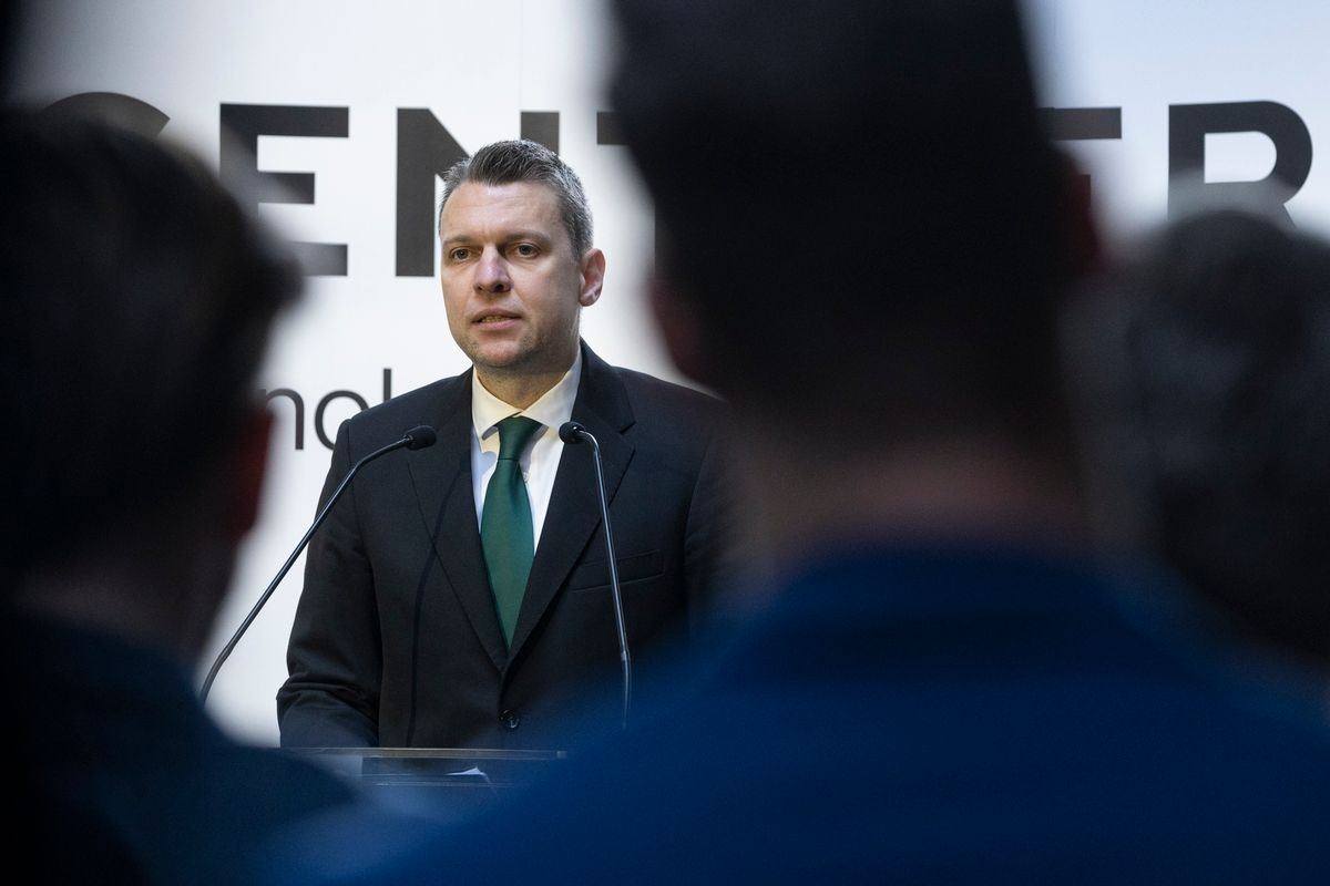 Pilisszentiván, 2026. január 21.
Menczer Tamás, a térség fideszes országgyűlési képviselője beszédet mond a Gentherm Hungary Kft. kutatás-fejlesztési projektjének bejelentésén Pilisszentivánon, a cég telephelyén 2026. január 21-én. Az amerikai autóipari beszállító 6,3 milliárd forint értékű beruházáshoz a kormány 940 millió forint támogatást nyújt, így járulva hozzá ahhoz, hogy a kutatás-fejlesztésben dolgozók létszáma 130 főre nőjön.
MTI/Kocsis Zoltán