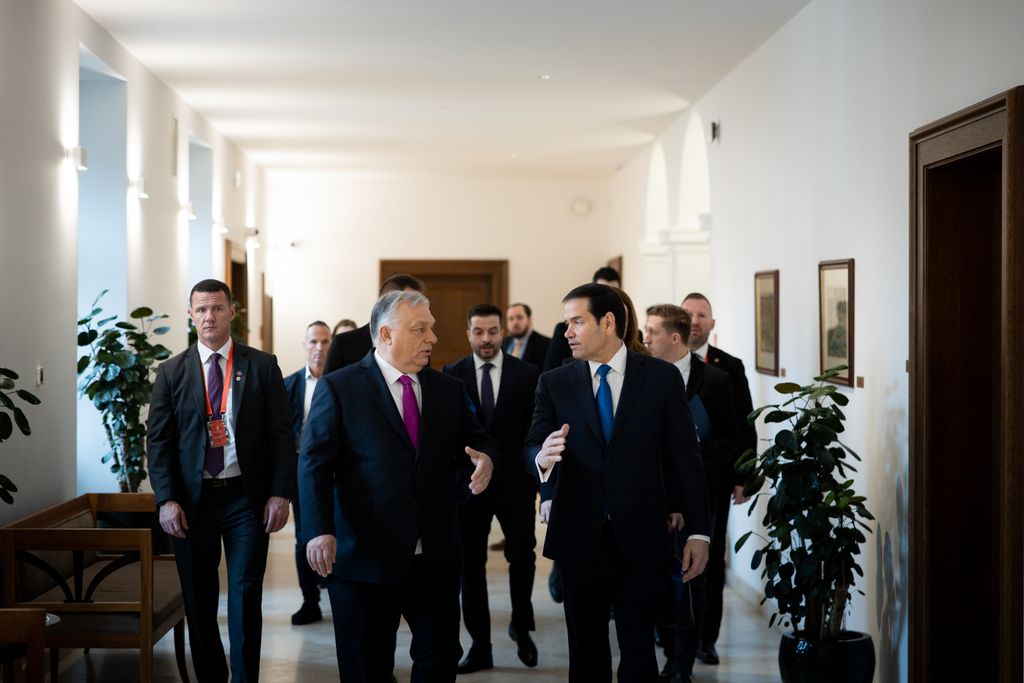 Az amerikai külügyminiszter Budapesten

Szöveg
Budapest, 2026. február 16. A Miniszterelnöki Kommunikációs Főosztály által közreadott képen Orbán Viktor miniszterelnök (j) és Marco Rubio amerikai külügyminiszter (b) a tárgyalásuk után tartott közös sajtót