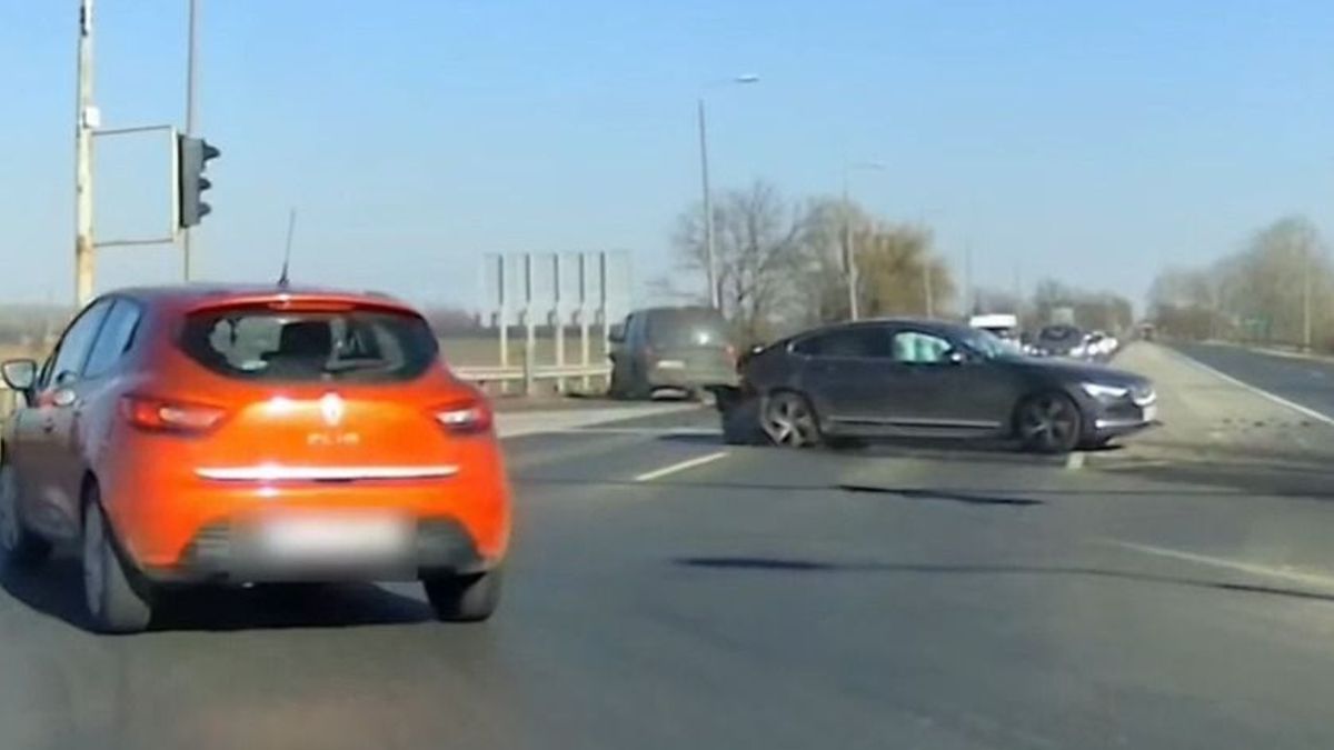 Pofátlanságból lett nagy baleset a 4-es főúton, fékezni sem volt ideje a hátul jövőnek + videó