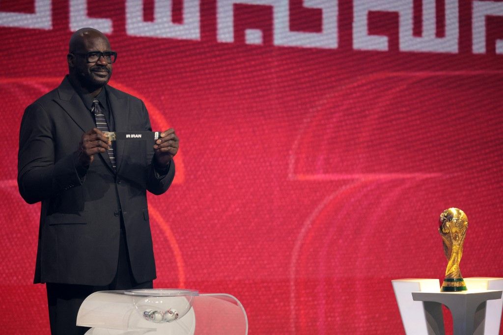 Shaquille O'Neal, amint kihúzza Irán nevét a 2026-os futball-vb sorsolásakor Washingtonban
