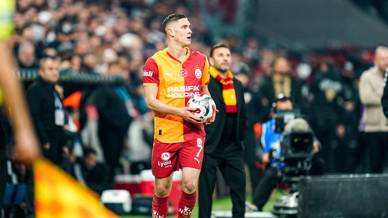 Sallai Roland és a háttérben Okan Buruk vezetőedző, akinek nehéz döntést kell meghoznia a Liverpool elleni BL-meccs előtt