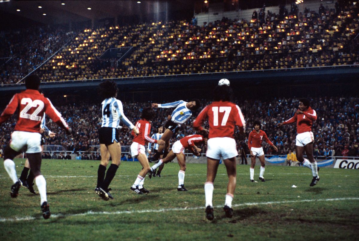 Americo Gallego, between Gurriti and Chumpitaz, heads the ball towards the Peruvian goal. On the left Leopoldo Luque, in the foreground Queseda (17), and on the right Manzo. In group B of the second final round of the World Cup, Argentinia defeated Peru with 6:0 on 21 June 1978 in Rosario. | usage worldwide (Photo by Scheidemann/picture alliance via Getty Images)