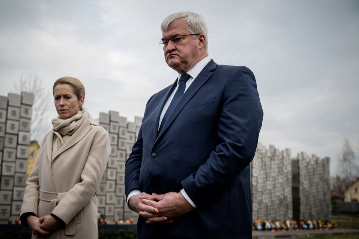 Andrij Szibiha ukrán külügyminiszter és Kaja Kallas, az Európai Unió külügyi és biztonságpolitikai főképviselője a Kijevtől északnyugatra fekvő Bucsában