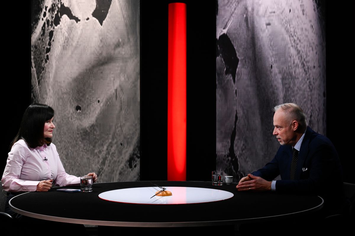 Budapest, 2026. március 6.
Szalay-Bobrovniczky Kristóf honvédelmi miniszter és Csuhaj Ildikó, az M5 kulturális csatorna vezető szerkesztője az M5 Kérdések órája című közéleti műsorának felvételén a Médiaszolgáltatás-támogató és Vagyonkezelő Alap (MTVA) Kunigunda útjai székházában 2026. március 6-án.
MTI/Hegedüs Róbert