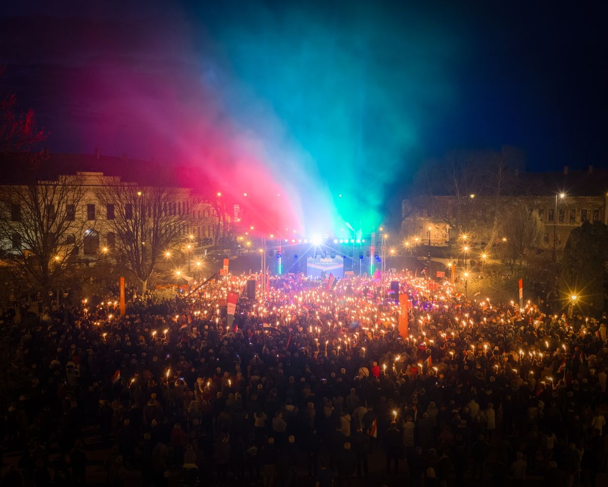 Nagykanizsa, 2026. március 24.
A Miniszterelnöki Kommunikációs Főosztály által közreadott képen résztvevők Orbán Viktor miniszterelnök, a Fidesz elnöke országjárásának nagykanizsai állomásán, az Erzsébet téren 2026. március 24-én.
MTI/Miniszterelnöki Kommunikációs Főosztály
