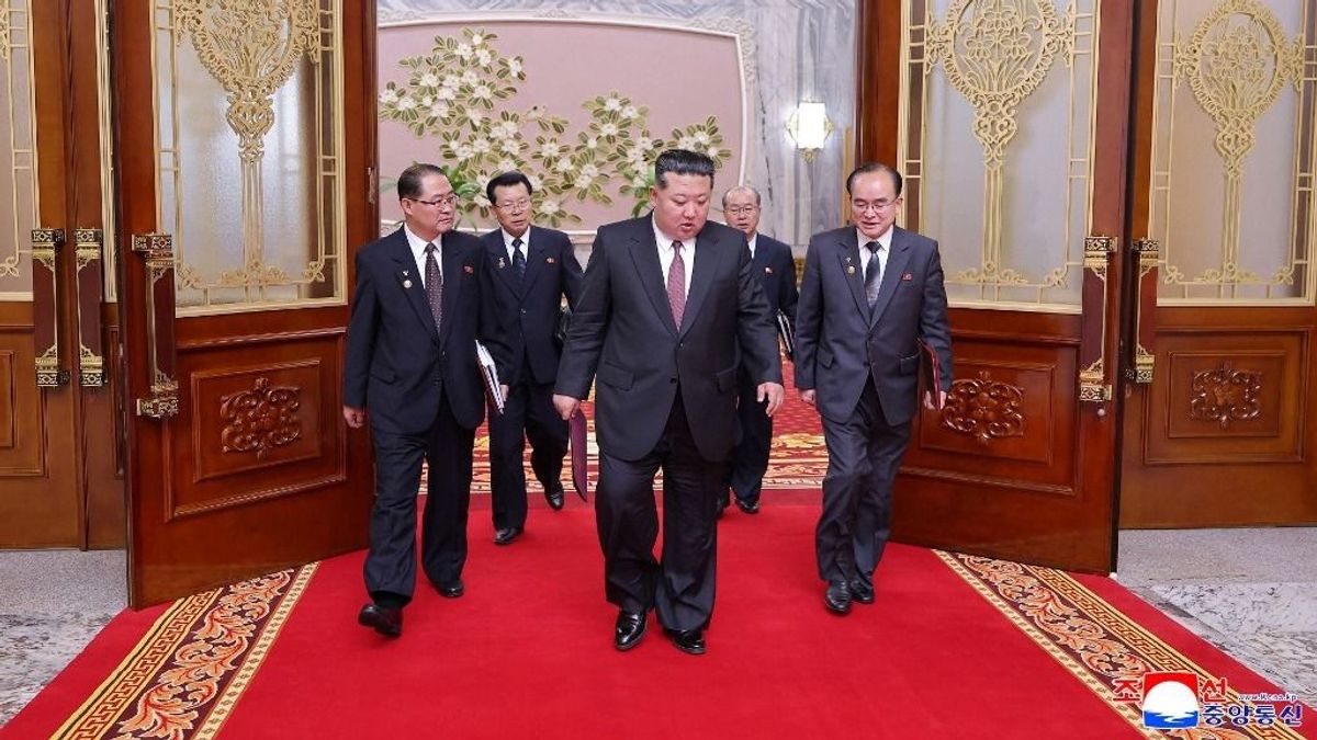 Észak-Korea vezetőt választott