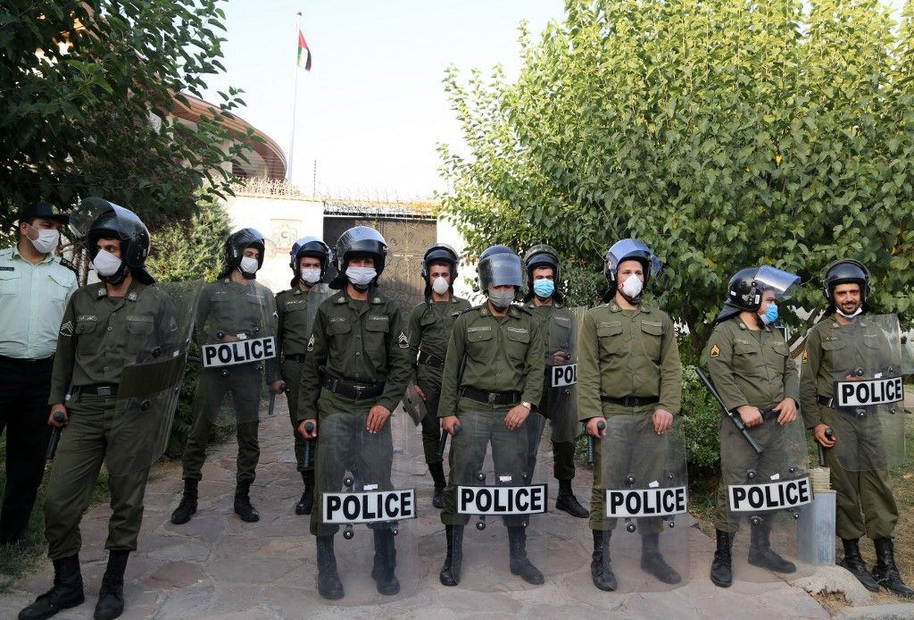 Rendőrök az Egyesült Arab Emírségek iráni nagykövetsége előtt