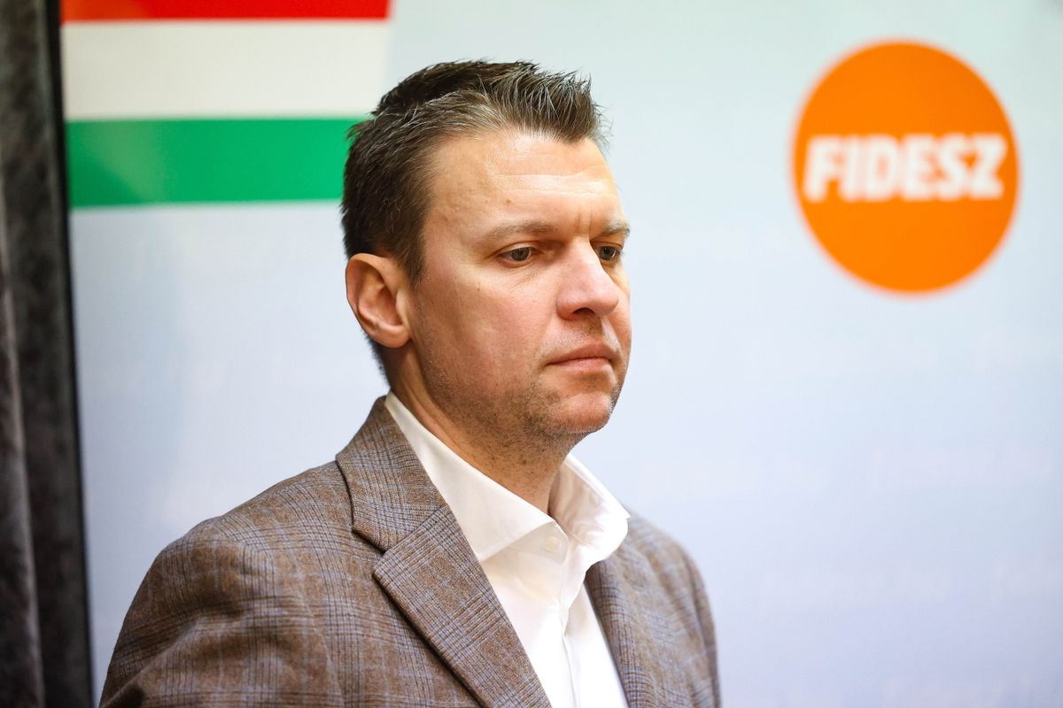 Jánoshalma, 2026. március 4.
Menczer Tamás, a Fidesz-KDNP kommunikációs igazgatója a kormánypártok országjárásának jánoshalmi fóruma előtt tartott sajtótájékoztatón 2026. március 4-én.
MTI/Kiss Dániel