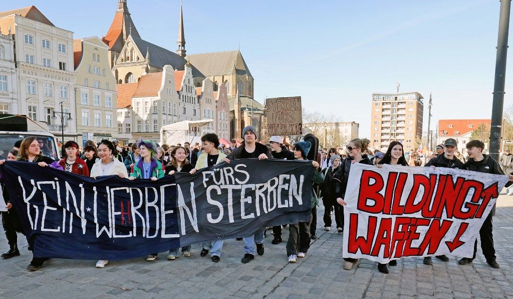 Rostockban is az utcára vonultak a diákok a sorkötelezettség ellen