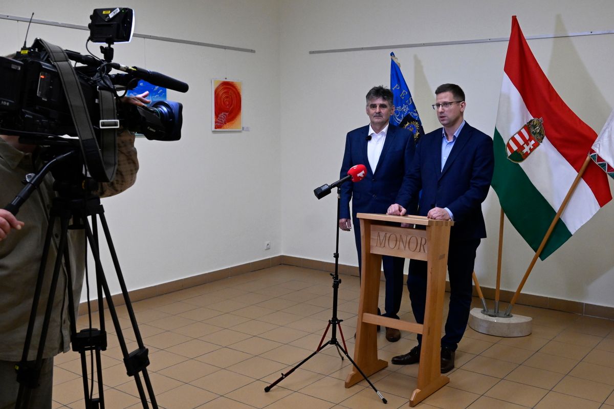 Monor, 2026. március 6.
Gulyás Gergely, a Miniszterelnökséget vezető miniszter (j), mellette Pogácsás Tibor, a térség fideszes országgyűlési képviselője (b) a kormánypártok országjárásának monori fóruma előtt tartott sajtótájékoztatón 2026. március 6-án.
MTI/Máthé Zoltán
