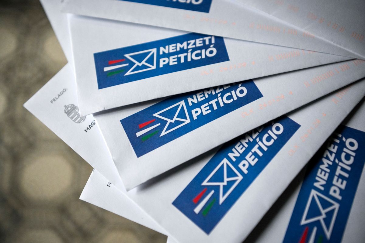 Budapest, 2026. január 29.
A Nemzeti Petíció kérdőívei a kézbesítés napján egy fővárosi társasházban 2026. január 29-én. A mintegy 7,6 millió küldemény kézbesítése országszerte nagyságrendileg öt hetet vesz igénybe. A kormány január 14-én jelentette be, hogy nemzeti petíciót indít az Ukrajna támogatásáról szóló brüsszeli követelésekkel kapcsolatban. 
MTI/Purger Tamás