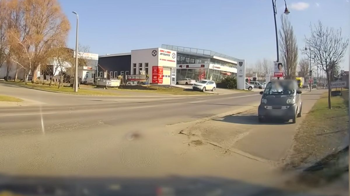 Agresszív kismalacként tepert a járdán egy Smart + videó