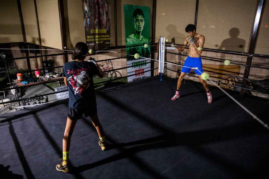 Sebastian és Gabriela Fundora az otthoni farmon felépített edzőteremben készül a nagy meccseire