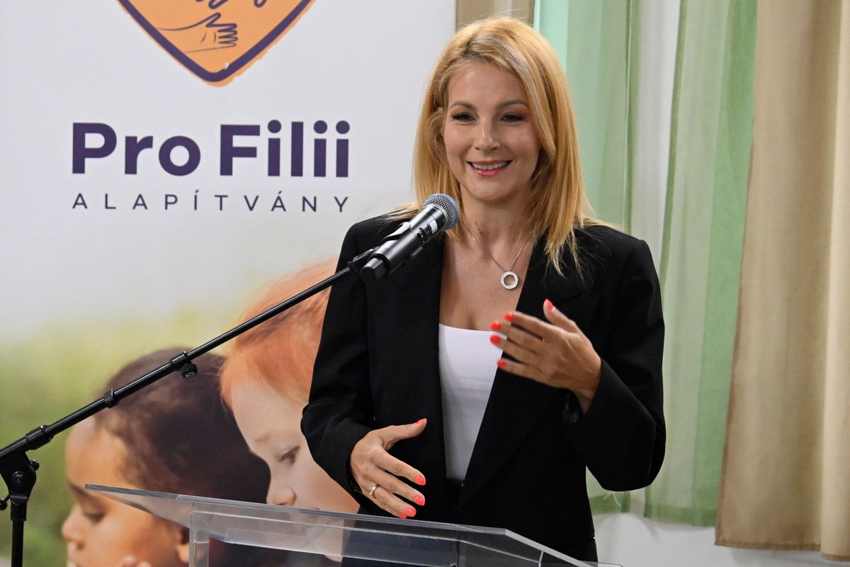 Tass, 2025. május 21.
Várkonyi Andrea, a Mészáros Csoport karitatív tevékenységét koordináló Pro Filii Alapítvány kuratóriumi elnöke beszédet mond az ÁGOTA Alapítvány köszönetnyilvánító eseményén ÁGOTA Falván, Tass-Alsószenttamáson 2025. május 21-én. A Pro Filii 2023 óta segíti az Állami Gondoskodásban Élő és Veszélyeztetett Fiatalok Támogatásáért Alapítványon (ÁGOTA) keresztül a gyermekvédelmi gondoskodásban élő és a veszélyeztetett fiatalokat. A legutóbbi, 10 milliós adományt az ÁGOTA Alapítvány által működtetett ÁGOTA Falva gyermektábor fejlesztésére, szálláshelyek bővítésére fordították. Az idei adományból lepedőket, ágyneműszetteket, huzatokat és vastag plédeket vásároltak.
MTI/Máthé Zoltán