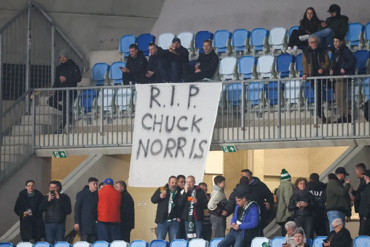 A szurkolók megemlékeztek a pénteken elhunyt akcióhősről