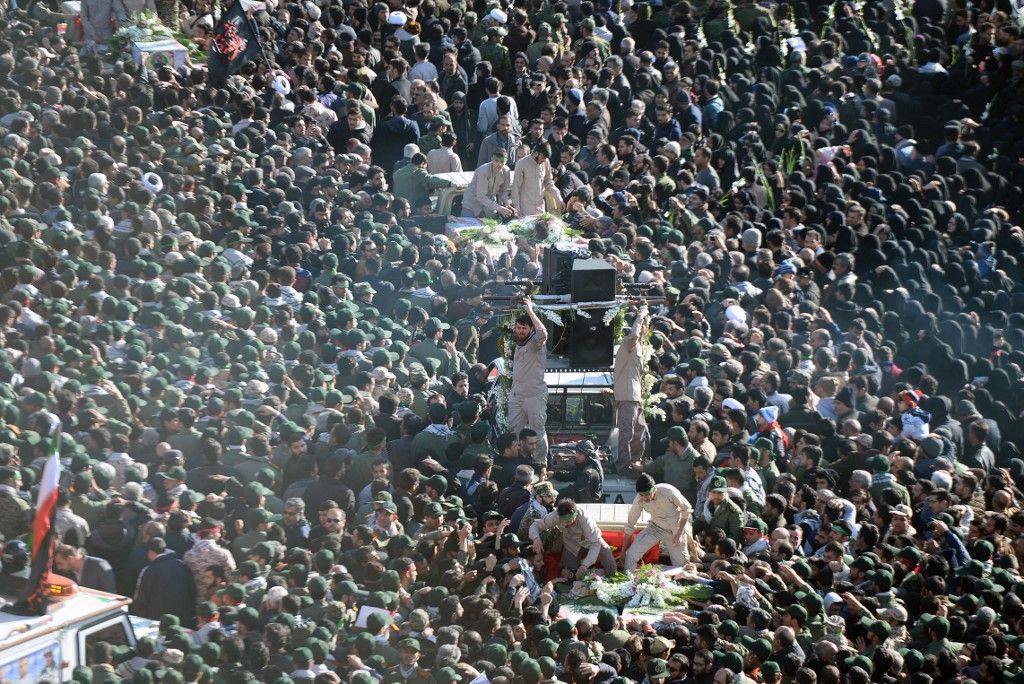 Tizenöten meghaltak légicsapásban. A képen: Iráni gyászolók vesznek részt temetési szertartáson Iszfahán városában. Képünk illusztráció. Fotó: FATEMEH BAHRAMI / ANADOLU AGENCY
