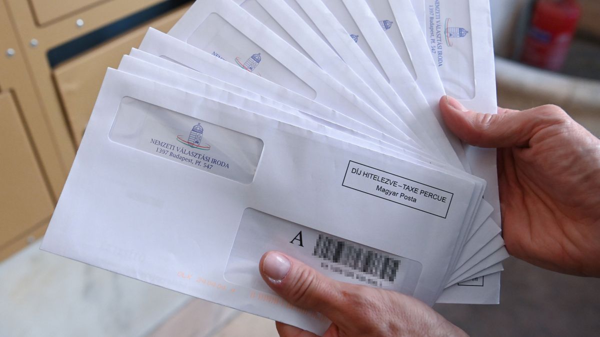 Budapest, 2024. április 5.
A Magyar Posta kézbesítője az idei európai parlamenti, helyi önkormányzati, valamint a nemzetiségi önkormányzati választásokra érvényes szavazóköri névjegyzékbe vételről szóló értesítőkkel a kezében egy budapesti társasházban 2024. április 5-én. A Nemzeti Választási Iroda (NVI) az április 3-i névjegyzéki adatok alapján megkezdte az értesítők kiküldését.
MTI/Máthé Zoltán