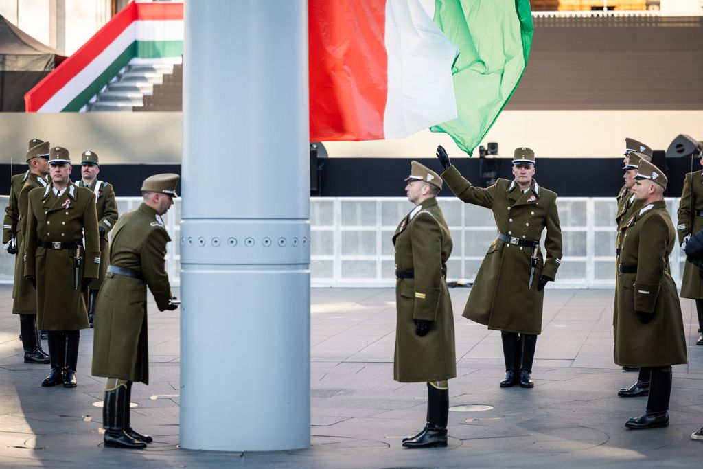 zászlófelvonás március 15.