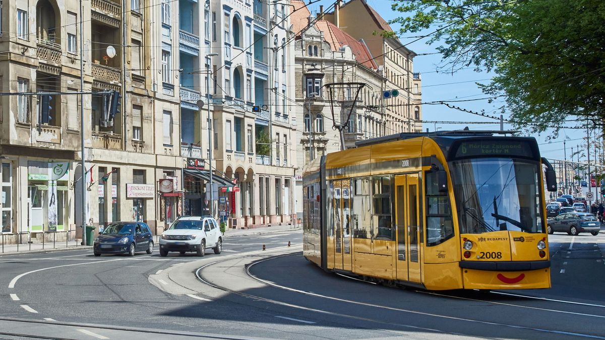 Budapest, 2023. május 1.
A Budapesti Közlekedési Központ (BKK) 6-os vonalán közlekedő Siemens Combino Supra villamos a Margit körút forgalmában.
MTVA/Bizományosi: Róka László 
***************************
Kedves Felhasználó!
Ez a fotó nem a Duna Médiaszolgáltató Zrt./MTI által készített és kiadott fényképfelvétel, így harmadik személy által támasztott bárminemű – különösen szerzői jogi, szomszédos jogi és személyiségi jogi – igényért a fotó szerzője/jogutódja közvetlenül maga áll helyt, az MTVA felelőssége e körben kizárt.