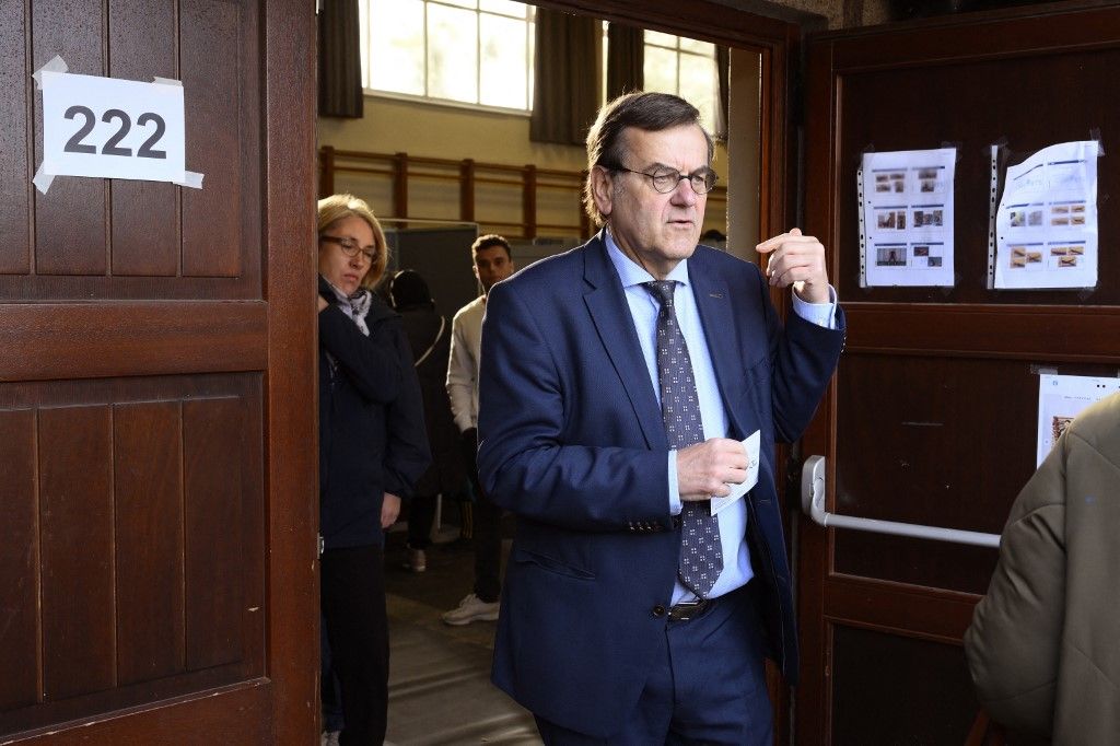Belgian politician and Belgian Socialist Party (PS) member Willy Demeyer (C) prepares to cast his ballot at a polling station, as Belgium holds local elections to elect new municipal and provincial councillors and mayors, in Liege on October 13, 2024. (Photo by JOHN THYS / Belga / AFP) / Belgium OUT