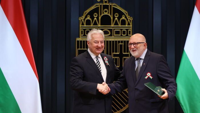 Állami kitüntetéseket adott át Semjén Zsolt a Karmelita kolostorban