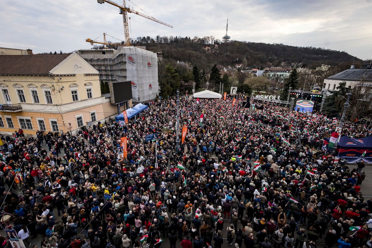 Miskolc, 2026. március 21.
A Miniszterelnöki Kommunikációs Főosztály által közreadott képen résztvevők Orbán Viktor miniszterelnök, a Fidesz elnöke országjárásának miskolci állomásán, a Szent István téren 2026. március 21-án.
MTI/Miniszterelnöki Kommunikációs Főosztály/Kaiser Ákos