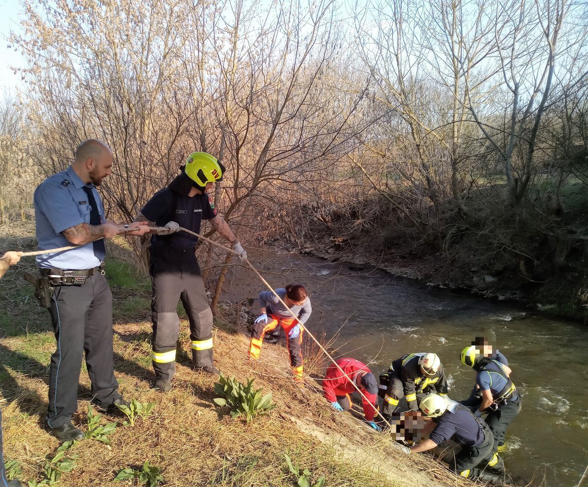 Egy férfi került nagy bajba, lezuhant a vasúti hídról a folyómederbe