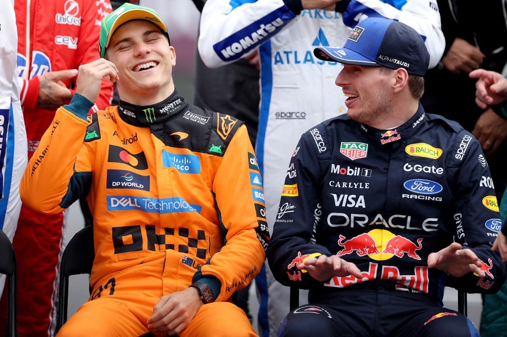Lewis Hamiltontól eltérően Oscar Piastri (b) és Max Verstappen csak az Ausztrál Nagydíj előtt volt boldog