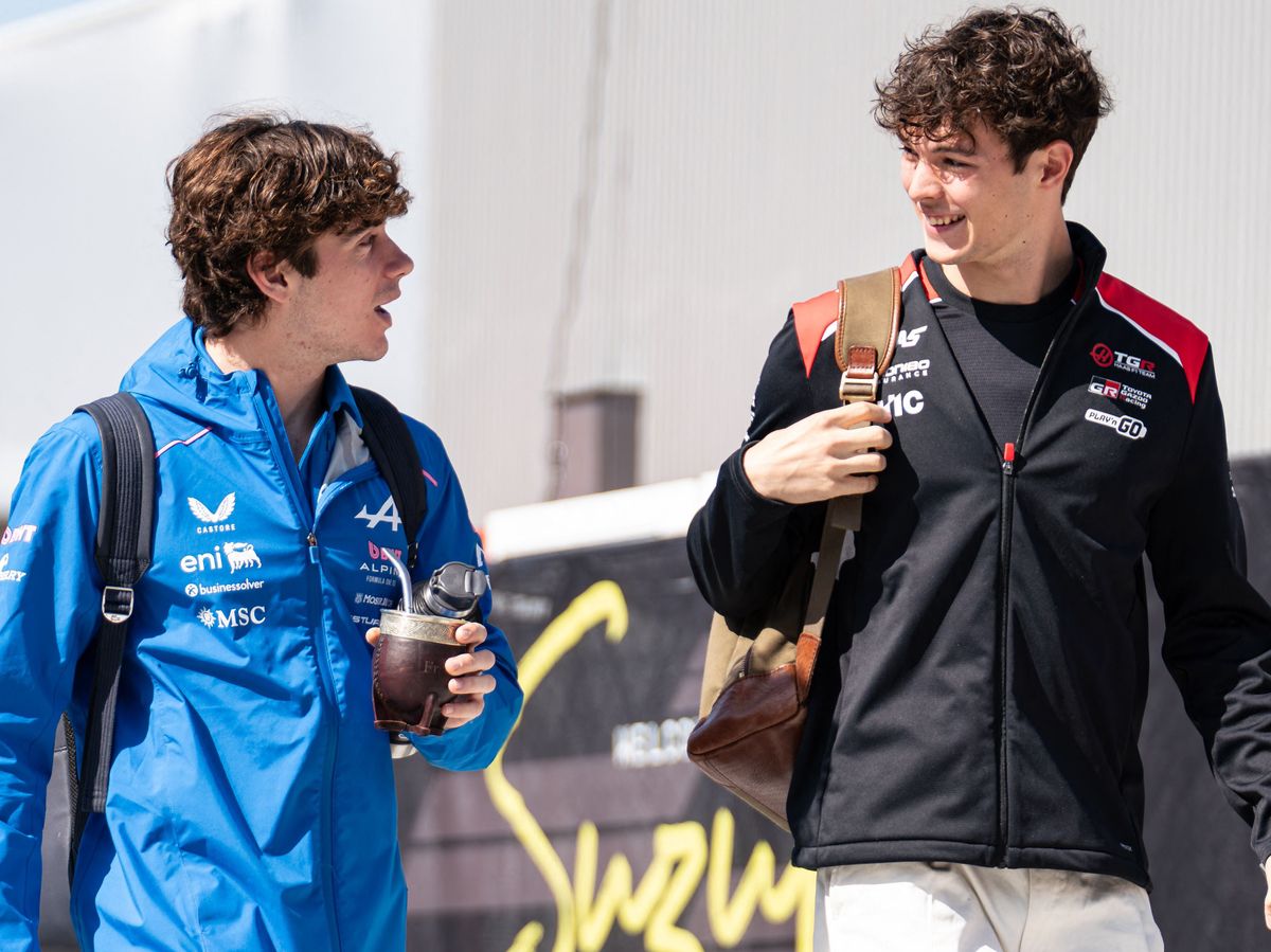 Franco Colapinto (balra) és Oliver Bearman a Forma–1-es Japán Nagydíj előtt boldogan beszélgetett egymással