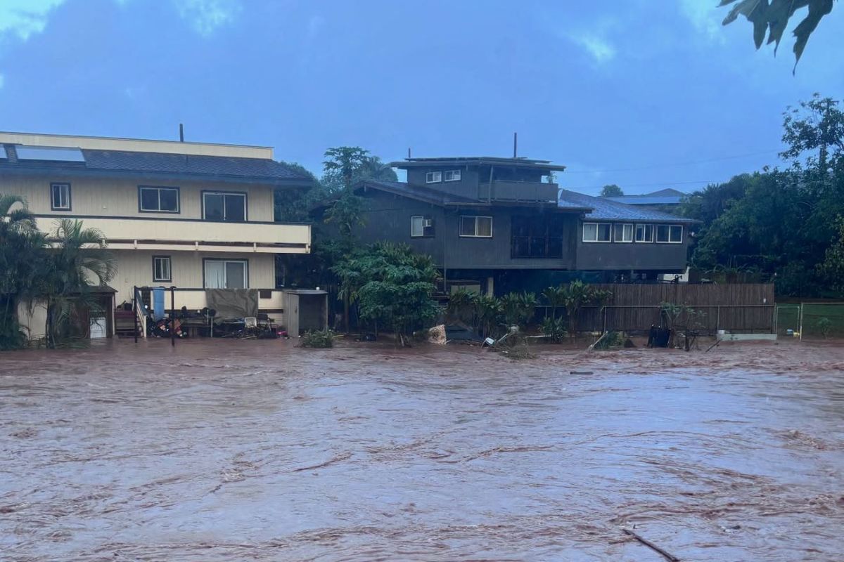 A több mint százéves Wahiawa-gát – amely Hawaii harmadik legnagyobb szigetének északi részén található, ahol az állam fővárosa, Honolulu is fekszik – „azonnali összeomlás veszélyének van kitéve” – figyelmeztetett a helyi katasztrófavédelmi hatóság