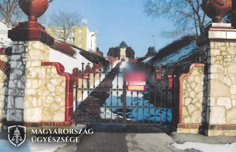 A vád szerint áramot vezetett a pécsi Zsolnay Mauzóleum kapujába a férfi