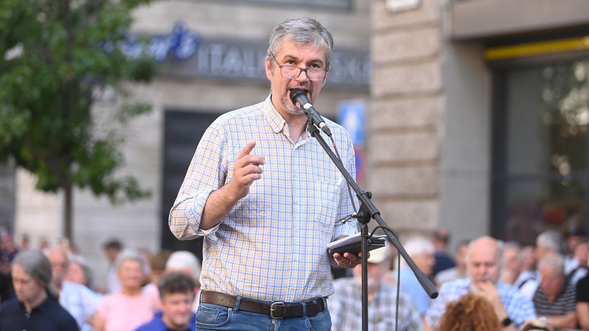 Budapest, 2025. június 24.
Hadházy Ákos független országgyűlési képviselő a gyülekezési törvény módosításának visszavonásáért és a közélet átláthatóságáról szóló törvényjavaslat elfogadása ellen tartott, általa meghirdetett újabb budapesti tüntetésen a Ferenciek terén 2025. június 24-én.
MTI/Balogh Zoltán